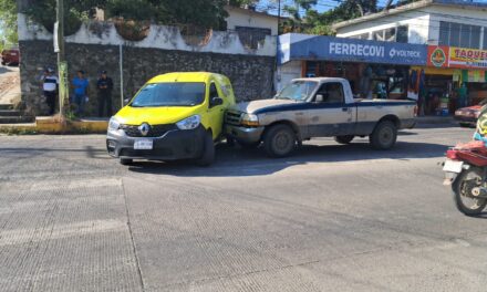 Camioneta de Mercado Libre choca en la colonia El Esfuerzo; no hubo heridos