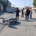 Motociclista derribado por camioneta en la Del Valle; terminó hospitalizado