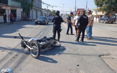 Motociclista derribado por camioneta en la Del Valle; terminó hospitalizado