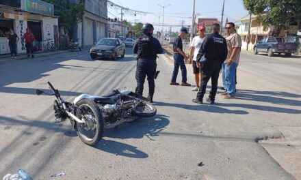 Motociclista derribado por camioneta en la Del Valle; terminó hospitalizado