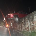 ¡Casi cae al precipicio! Jeep queda colgado en el Libramiento Adolfo López Mateos