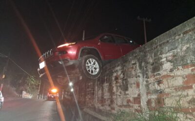 ¡Casi cae al precipicio! Jeep queda colgado en el Libramiento Adolfo López Mateos