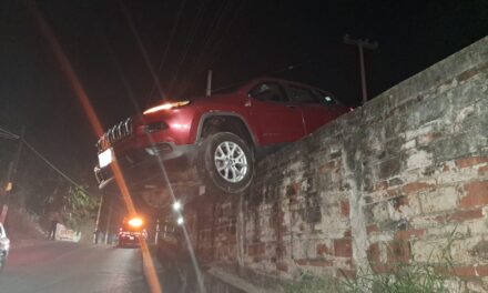 ¡Casi cae al precipicio! Jeep queda colgado en el Libramiento Adolfo López Mateos