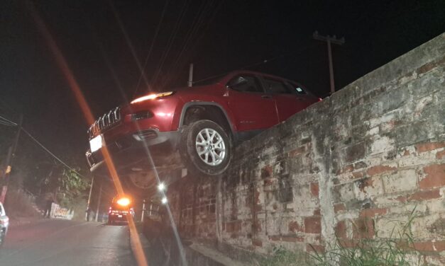 ¡Casi cae al precipicio! Jeep queda colgado en el Libramiento Adolfo López Mateos