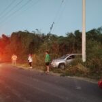 Por exceso de velocidad, joven vuelca su Jeep en la carretera a la Termoeléctrica Adolfo López Mateos