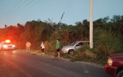 Por exceso de velocidad, joven vuelca su Jeep en la carretera a la Termoeléctrica Adolfo López Mateos