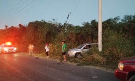 Por exceso de velocidad, joven vuelca su Jeep en la carretera a la Termoeléctrica Adolfo López Mateos