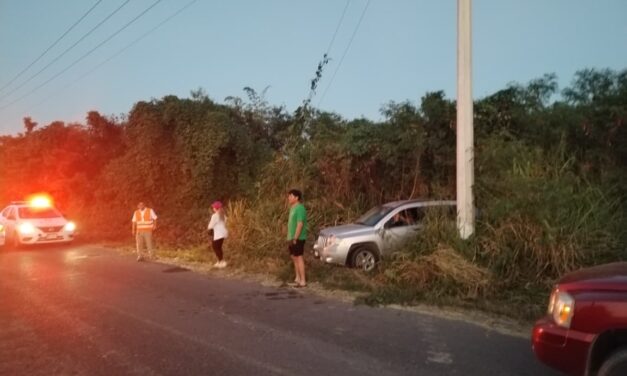 Por exceso de velocidad, joven vuelca su Jeep en la carretera a la Termoeléctrica Adolfo López Mateos