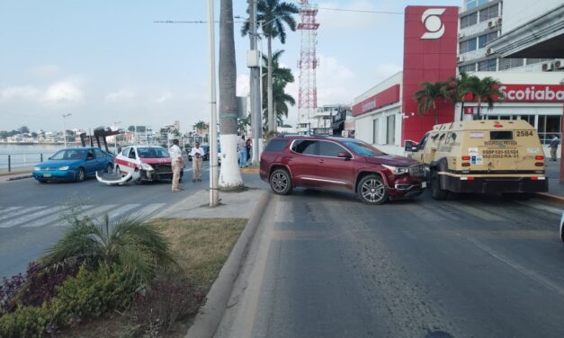 Ahora taxistas de Potrero vienen a chocar a Tuxpan; percance sin lesionados en Reyes Heroles