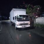 En la Madrugada: CAMIÓN ARRASTRA CABLE AÉREO Y PROVOCA DAÑOS A CAMIONETA ESTACIONADA