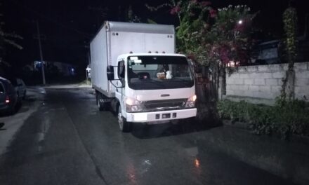 En la Madrugada: CAMIÓN ARRASTRA CABLE AÉREO Y PROVOCA DAÑOS A CAMIONETA ESTACIONADA