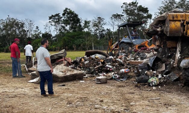 Este domingo el Ayuntamiento de Tuxpan trabajó en la limpieza y retiro de toneladas de basura en comunidades afectadas por la inundación.