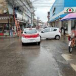 Taxi invade preferencia y provoca choque en el Centro; no hubo lesionados