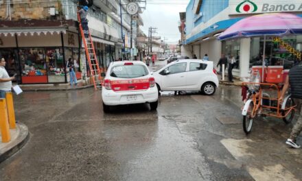 Taxi invade preferencia y provoca choque en el Centro; no hubo lesionados