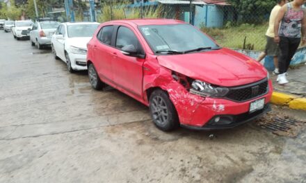 ¡Se pasa el ALTO y provoca CHOQUE! En el Maples Arce