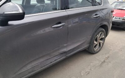 Taxi 1064 colisiona contra camioneta en el bulevar Reyes Heroles; sin lesionados
