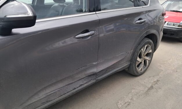 Taxi 1064 colisiona contra camioneta en el bulevar Reyes Heroles; sin lesionados