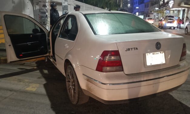 Se le atraviesa un poste de la CFE en pleno Centro