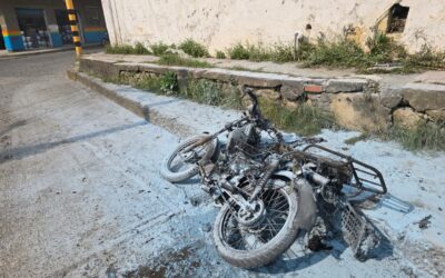 Motocicleta se incendia en pleno centro de Tuxpan; dueño logra ponerse a salvo