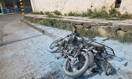Motocicleta se incendia en pleno centro de Tuxpan; dueño logra ponerse a salvo