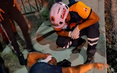 Motociclista derrapa por un montículo de grava abandonado en la vía pública