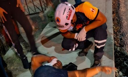 Motociclista derrapa por un montículo de grava abandonado en la vía pública