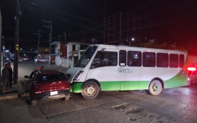 Mujer de 73 años provoca choque en el Centro de Tuxpan; hay un lesionado