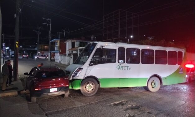 Mujer de 73 años provoca choque en el Centro de Tuxpan; hay un lesionado