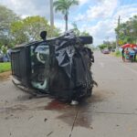 Por girar sin precaución y correr de más, termina en fuerte choque en el bulevar Maples Arce