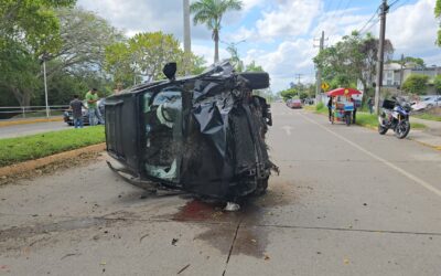 Por girar sin precaución y correr de más, termina en fuerte choque en el bulevar Maples Arce