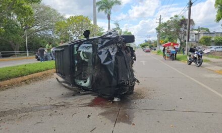 Por girar sin precaución y correr de más, termina en fuerte choque en el bulevar Maples Arce