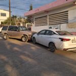 Auto estacionado se desliza en pendiente y choca contra un Nissan Versa en la colonia Anáhuac