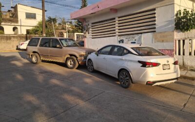 Auto estacionado se desliza en pendiente y choca contra un Nissan Versa en la colonia Anáhuac