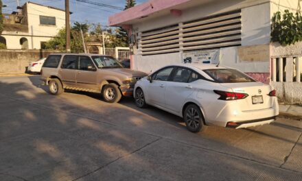 Auto estacionado se desliza en pendiente y choca contra un Nissan Versa en la colonia Anáhuac