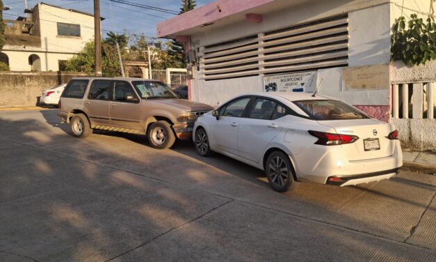 Auto estacionado se desliza en pendiente y choca contra un Nissan Versa en la colonia Anáhuac