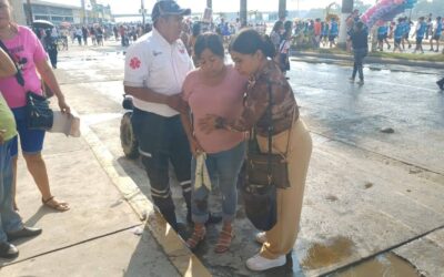 Al filo del desfile, fuga de aguas negras deja cuatro heridos en pleno Centro