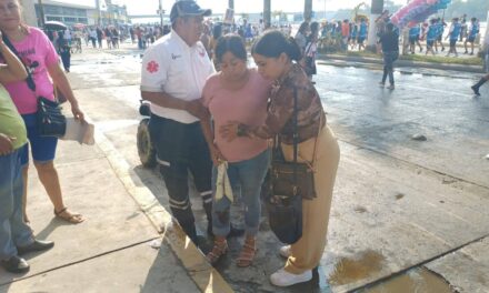 Al filo del desfile, fuga de aguas negras deja cuatro heridos en pleno Centro