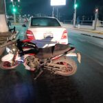 Choque por alcance entre motocicleta y automóvil en el bulevar Reyes Heroles