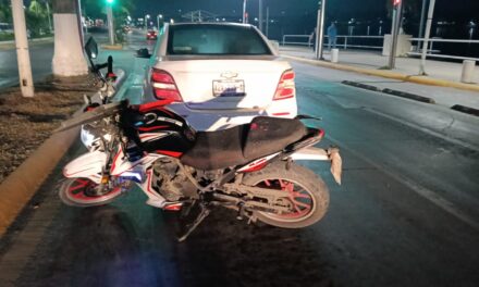 Choque por alcance entre motocicleta y automóvil en el bulevar Reyes Heroles