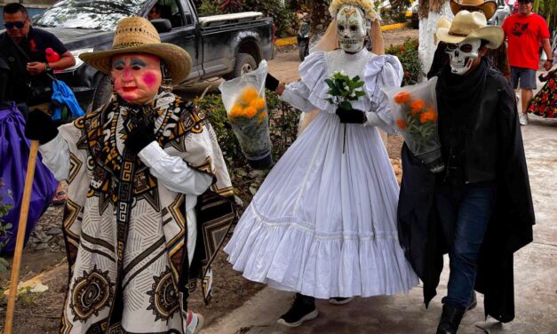Con el programa cultural “Ruta de las Almas”, en el Panteón Jardín, el Ayuntamiento de Tuxpan celebró el Día de Muertos