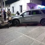 Choca contra poste en la avenida Juárez; solo daños materiales