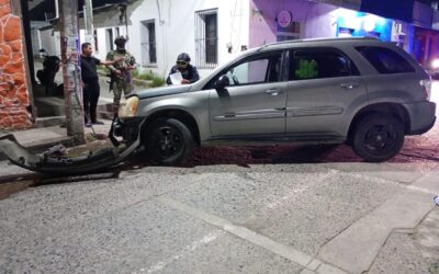 Choca contra poste en la avenida Juárez; solo daños materiales