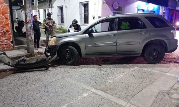 Choca contra poste en la avenida Juárez; solo daños materiales