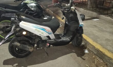Joven de 15 años se impacta contra camioneta RAM en la colonia Escudero; resulta con lesiones leves