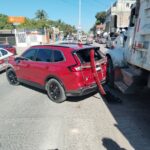 Choque por alcance entre volteo y camioneta en el Libramiento López Mateos