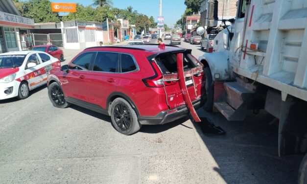 Choque por alcance entre volteo y camioneta en el Libramiento López Mateos