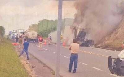 ¡INCENDIO! Tras choque contra una camioneta de apoyo vial en la Tuxpan–Tampico