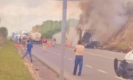 ¡INCENDIO! Tras choque contra una camioneta de apoyo vial en la Tuxpan–Tampico