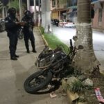 Joven resulta herida tras choque de motocicleta contra una palmera en Infonavit Tenechaco