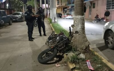 Joven resulta herida tras choque de motocicleta contra una palmera en Infonavit Tenechaco